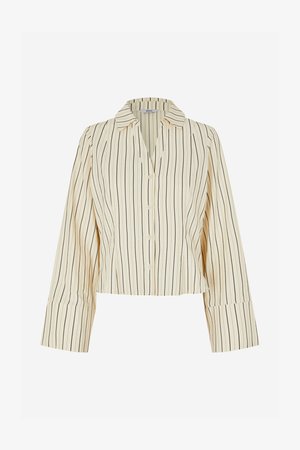 Chemise courte boutonnée couleur crème avec des rayures noires verticales, dotée d'un col et de manches longues avec larges poignets. Texture de tissu lisse.