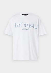 Balta medvilnės marškinėliai su mėlyna siuvinėta ištrauka „Just Cavalli MILANO“. Trumpomis rankovėmis ir klasikiniu apvaliu kaklu.