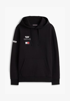 Must kapuutsiga pusa ees taskuga, rinnal Cadillac Formula 1 meeskonna ja Tommy Hilfigeri logod ning varrukal Pirelli logo.