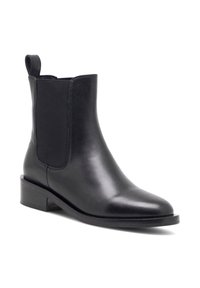 Mustmustel mustk, millel on painduva külgedega paneelid, ümar nina, madal blokk-kand ja taga tõmberiba lihtsaks jalga panemiseks.