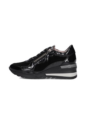 Zwarte lakleren sneaker met sleehak, zijrits, veters en een gestructureerde zool, ontworpen voor casual gebruik.