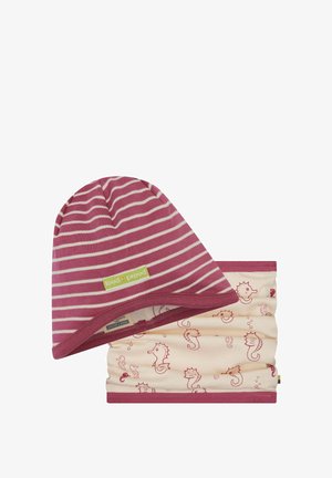Cappellino a righe rosa e bianco con etichetta "loud + proud" abbinato a scaldacollo crema con motivi di cavallucci marini rossi.