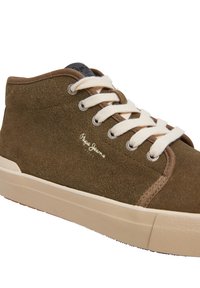 Rudi zomšos aukštakulniai batai su smėlio spalvos guma, kreminėmis raištelėmis, metaliniais akuteis ir logotipo detale šone. Švelni tekstūra, suapvalintas dizainas.