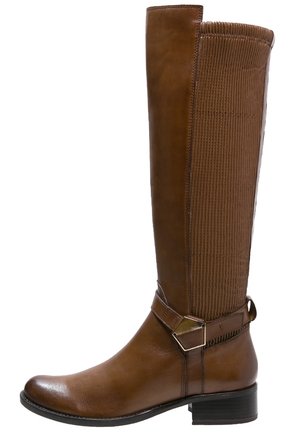 Bruine leren kniehoog laars met geribbeld elastisch achterpand, decoratieve riem en goudkleurige gespsluiting op een lage blokhak.