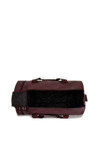 Borsone bordeaux realizzato in materiale liscio, con doppio manico e cima con zip, interno nero e tasca laterale in rete.