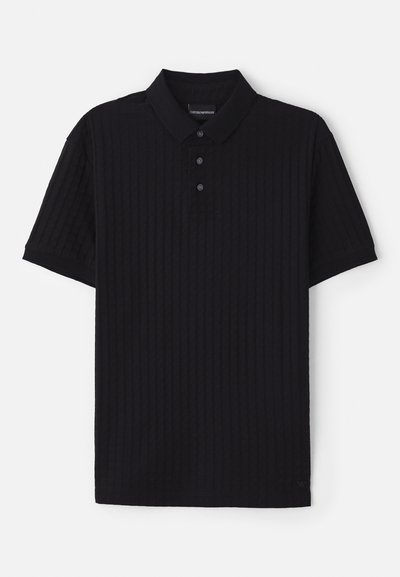 Pólo preto de manga curta com textura canelada, abertura com três botões e um pequeno detalhe de logótipo na barra.