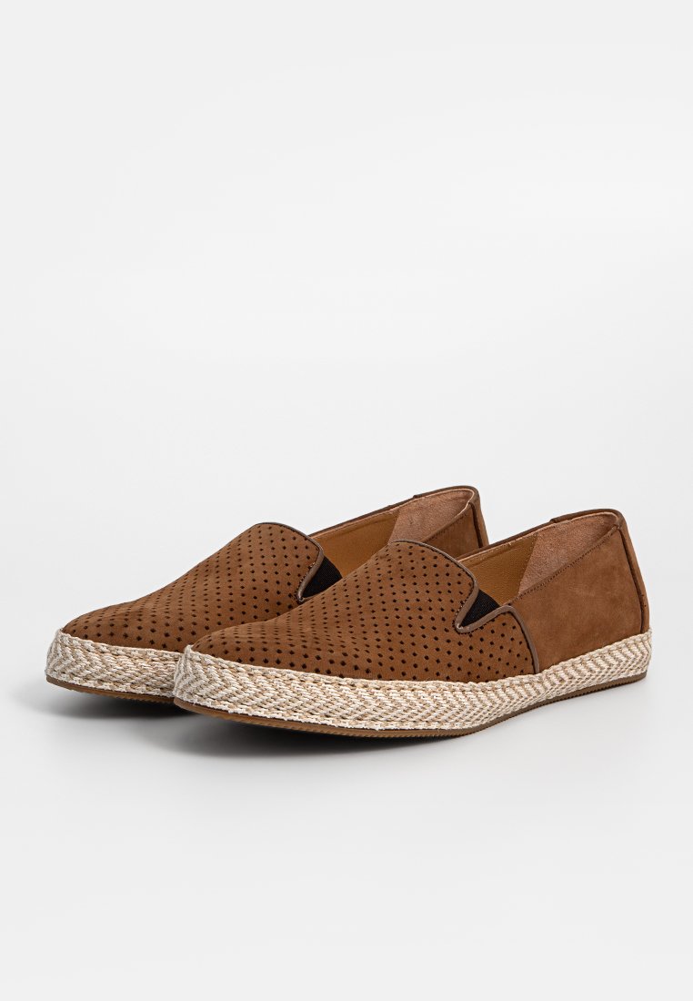 Braune Wildleder-Slipper mit durchbrochener Gestaltung, einem elastischen Seiteneinsatz und einer Sohle aus Jute-Seil. Strukturiertes Obermaterial und flaches Profil.