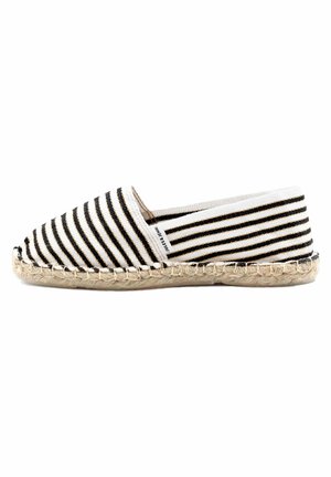 Slip-on espadrille-schoen met zwart-witte horizontale strepen en gevlochten jute zool, zijaanzicht op witte achtergrond.