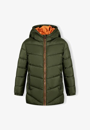 Vihreä puffatakki mustalla vetoketjulla, oranssilla vuorauksella ja hupulla. Siinä on eristetyt saumakohdat ja kaksi sivutaskua.