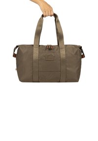 Sac de voyage en tissu vert olive avec deux anses supérieures, fermeture éclair et accents en cuir. Comprend une poche avant et un matériau doux avec une texture.