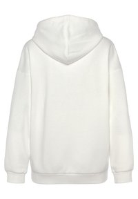 Haut à capuche blanc en tissu doux, présentant une grande capuche, des manches longues et des poignets côtelés. Texture lisse sans motifs ni accents visibles.