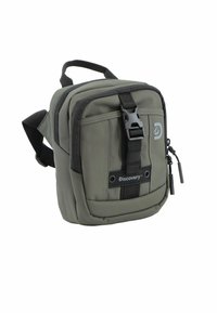 Mochila rectangular gris fabricada con tela duradera, que cuenta con gruesas correas negras, un gran bolsillo frontal con cierre de hebilla y una parte superior con cremallera.