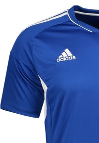 Maglietta sportiva blu con accenti bianchi, maniche corte, colletto girocollo, realizzata in tessuto sintetico liscio. Presenta il logo Adidas sul petto.