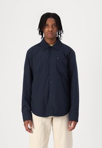 Tommy Hilfiger PACKABLE SHIRT JACKET - Light jacket - desert sky