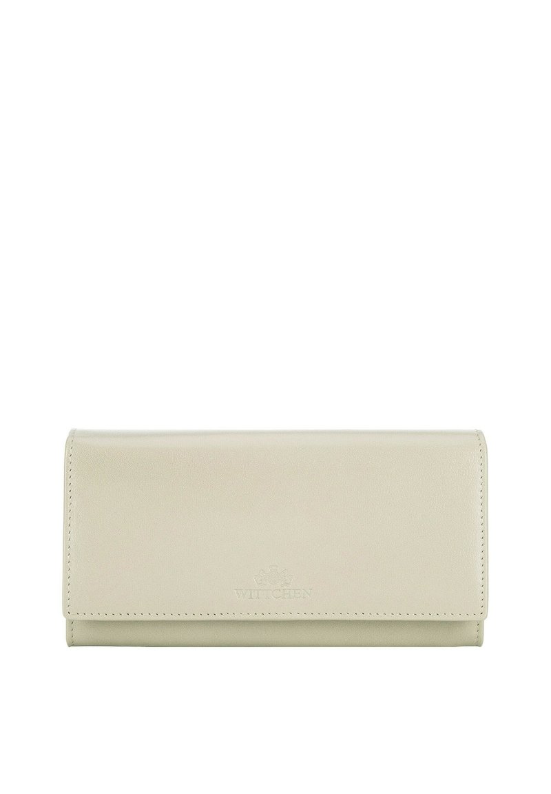 Portafoglio rettangolare beige in pelle con patta pieghevole e logo embossato discreto centrato sul pannello anteriore.