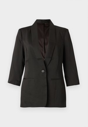 Blazer preto, ajustado, com lapela de picos, fecho de um botão e mangas de três quartos; possui bolsos laterais e textura suave.