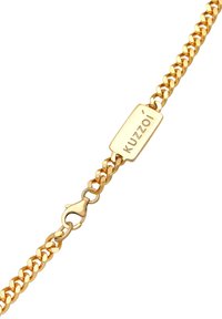 Auksinė grandinėlės apyrankė su susipynusiomis grandelėmis, ant kurios yra stačiakampis žymeklis su įrašu „Kuzzoi“ ir užsegimas su omaro tipo kabliuku.