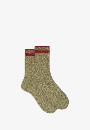 Calzini lavorati a maglia in verde e marrone con una texture marmorizzata. Presentano un risvolto a coste rosso a contrasto. Ideali per un abbigliamento casual o per il relax.