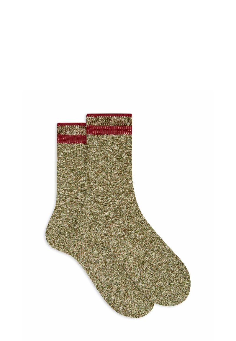 Calzini lavorati a maglia in verde e marrone con una texture marmorizzata. Presentano un risvolto a coste rosso a contrasto. Ideali per un abbigliamento casual o per il relax.