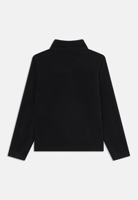 Pullover felpato nero a maniche lunghe con colletto alto, mostrato da dietro su uno sfondo bianco.