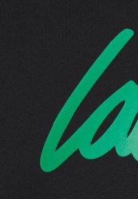 Tela negra con una textura suave que presenta un gran texto neón verde audaz. El diseño enfatiza una tipografía vibrante y moderna.
