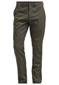 Pantalons droits pour hommes de couleur vert olive avec passants de ceinture, fermeture à bouton et zip, présentés sur fond blanc.