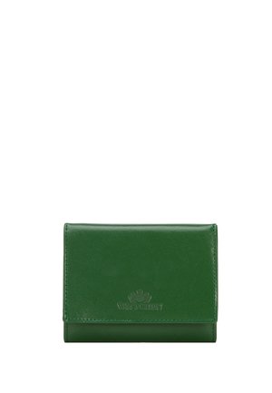 Portefeuille en cuir vert avec fermeture à rabat et logo de la marque embossé centré sur le devant sur fond blanc.