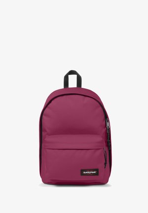 Rygsæk i mørk pink stof med en afrundet top, frontlomme med lynlås, sorte detaljer og et håndtag på toppen til bæring.