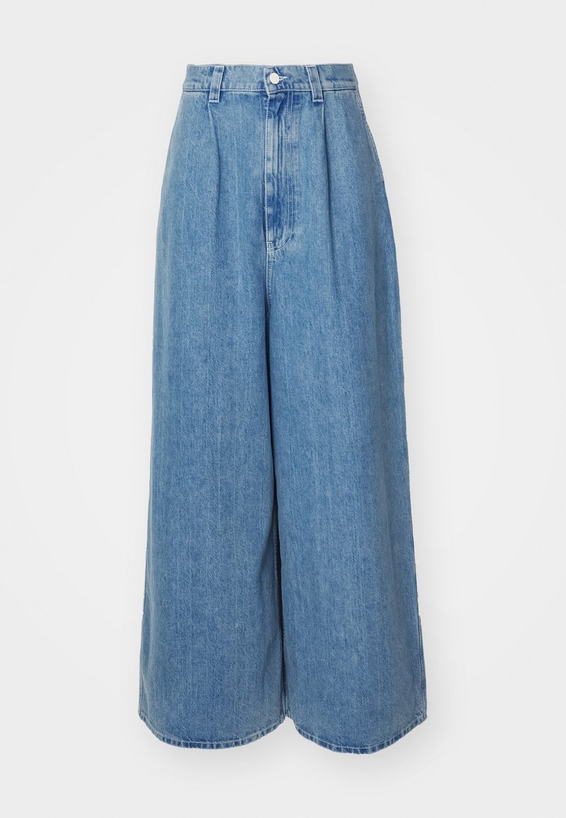 Lichtblauwe denim culottes met een hoge taille, wijde pijpen, voorplooien en een enkele knoopsluiting. Zachte textuur met een nette afwerking.