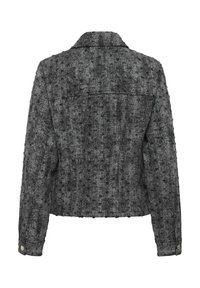 Chaqueta de tweed gris con un acabado texturizado, que presenta un cuello con solapas, mangas largas y acentos de dos botones en los puños.