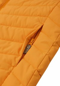 Kurtka z pikowanym pomarańczowym wzorem z bocznym zamkiem błyskawicznym, gładką tkaniną i ciepłym, pikowanym designem zapewniającym izolację.