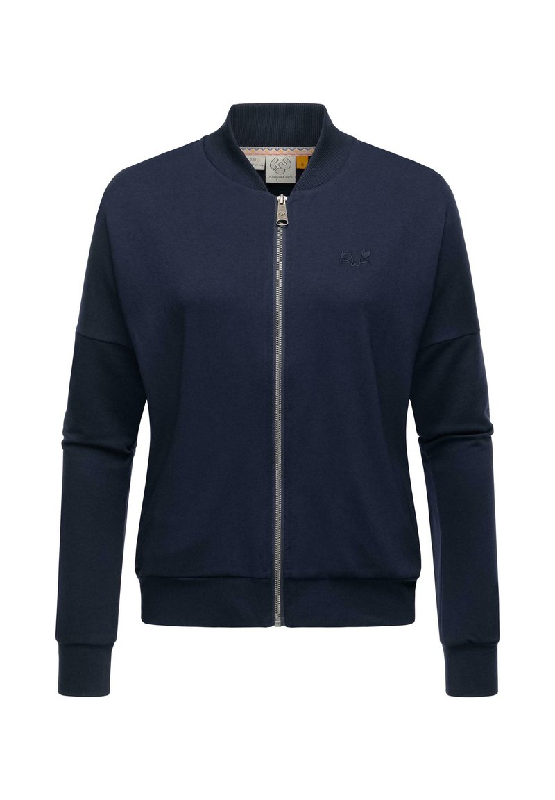 Námornícky modrá bomber bunda na zips vyrobená z jemnej tkaniny, s rebrovaným golierom a manžetami, s malým vyšitým logom na hrudi.