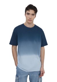 T-shirt a maniche corte con una gradazione che va dal blu navy scuro al blu chiaro, realizzato in tessuto morbido con scollo rotondo e vestibilità comoda.