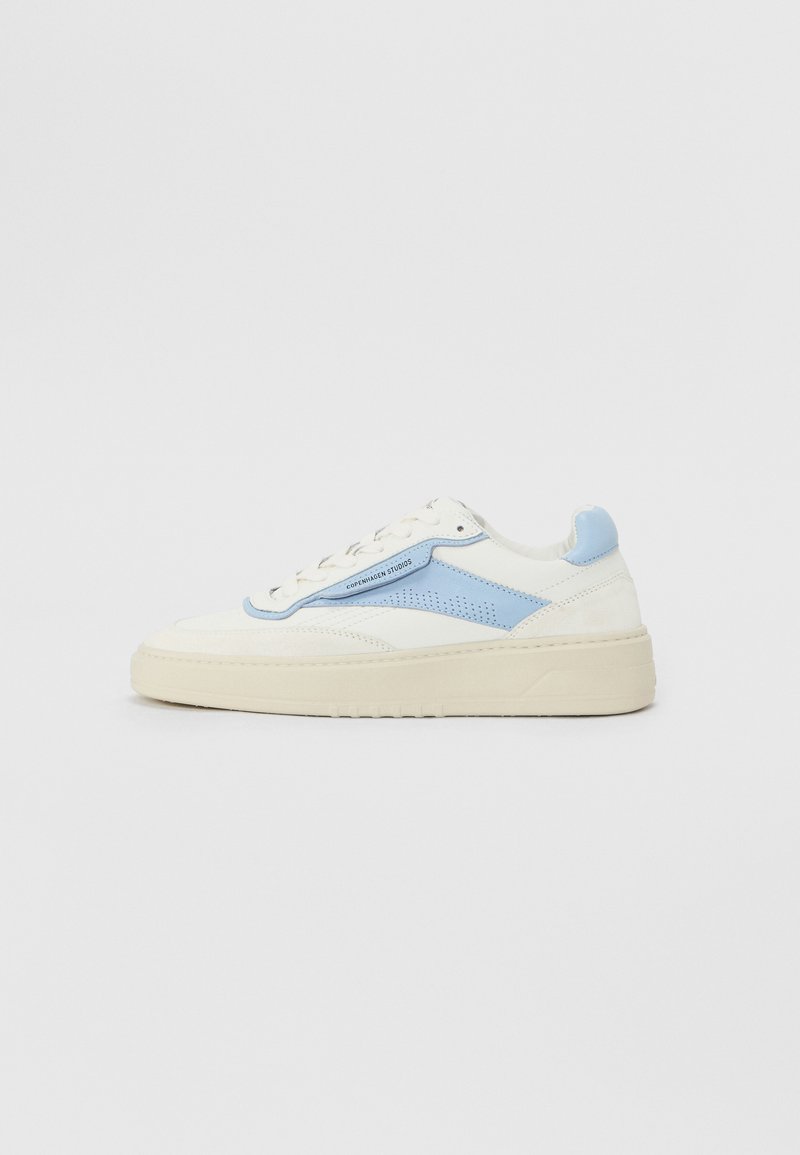 Fehér sneaker világoskék részletekkel, textúrázott oldalsó panelekkel, hagyományos fűzéssel és vastag krém színű talppal.