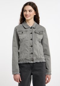 Grijze denim jas met rafelige randen, twee borstzakken, knoopsluiting en een kraag. Zachte textuur en casual cropped ontwerp.