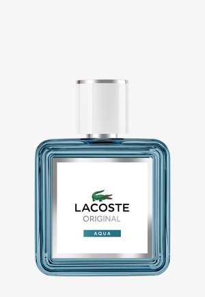 Quadratische blaue Glasflasche des Lacoste Original Aqua Parfums mit weißem und silbernem Verschluss und Logo auf der Vorderseite.
