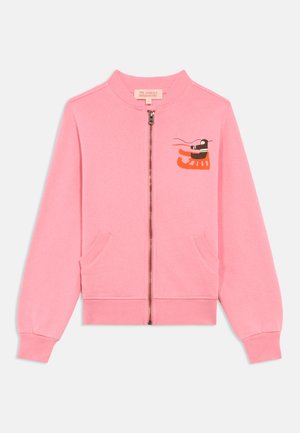 Felpa rosa con zip, polsini e orlo a coste, due tasche frontali e un piccolo disegno astratto arancione e nero di un animale sul petto.