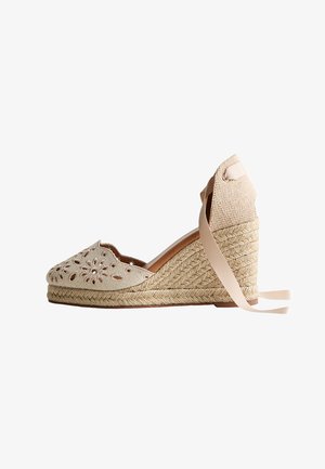 New Look, OFF WHITE BRODERIE EMBROIDERED WEDGE SANDALS - Alpargatas - off white