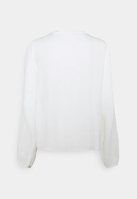 Blusa bianca a maniche lunghe caratterizzata da una texture liscia, scollo rotondo e maniche leggermente arricciate. Vista posteriore con dettagli minimi.