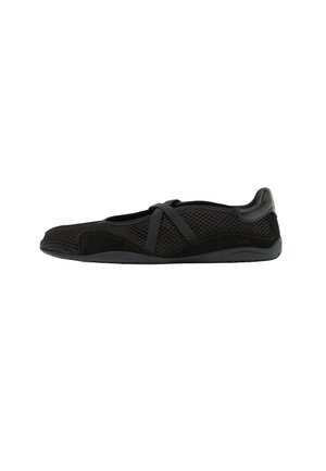 Scarpa piatta nera in mesh con cinturini elastici incrociati e dettagli in camoscio, progettata per un comfort leggero e per un uso casual.