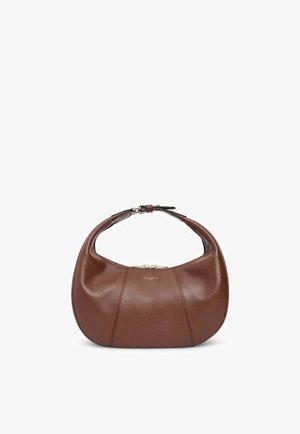 Sac à main en cuir marron avec une silhouette incurvée, une texture lisse, une poignée courte et des garnitures en métal doré à l'ouverture.