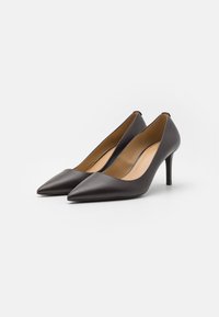 Escarpins noirs en cuir à talon haut avec un bout pointu, texture lisse et une silhouette élégante ; design minimaliste avec des côtés ouverts.