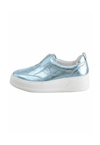Metalické modré slip-on tenisky s hladkým povrchem, bílé podrážce a jemnými švy. Obsahují zadní poutko pro snadné obouvání.