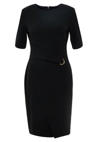Svart klänning med korta ärmar, rund halsringning och insvängd design. Har en guldfärgad cirkulär ringdetalj och en dold dragkedja bak.