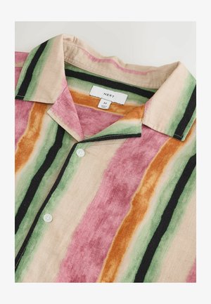 Kratka majica s kratkimi rokavi, izdelana iz tkanine z večbarvnimi črtami v rožnati, zeleni, oranžni in črni barvi. Ima ovratnik in zapiranje na gumb.