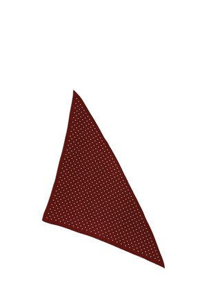 Trójkątny szal w ciemnoczerwonym kolorze z równomiernie rozmieszczonymi małymi białymi kropkami na jednolitym białym tle.