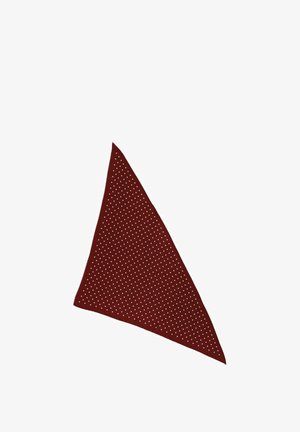 Trójkątny szal w ciemnoczerwonym kolorze z równomiernie rozmieszczonymi małymi białymi kropkami na jednolitym białym tle.