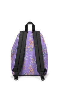 Zaino con un motivo floreale viola e spalline nere. Dotato di una maniglia superiore e spalline regolabili e imbottite. Tessuto dalla texture liscia.