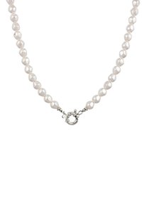 Weiße Süßwasserperlenkette mit unregelmäßig geformten Perlen und einem silbernen Karabinerverschluss. Die Perlen sind glänzend mit einer glatten Textur.