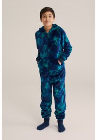 Marinblå och grön tie-dye fleeceoverall med dragkedja, huva och sidofickor; ribbade muddar vid handleder och vristerna ger en åtsittande finish.